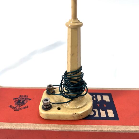 LIONEL #58 Cream/Yellow Lamp Post & Original Box - Picture 4 of 7